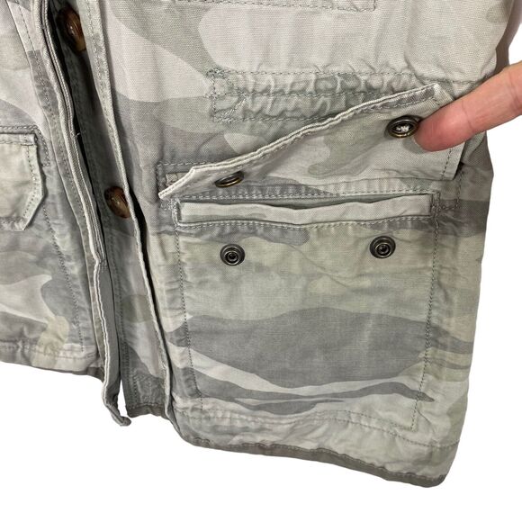 Abercrombie & Fitch Vest Womens Small Green Camouflage Snap Pockets Cinch Waist - Picture 7 of 13